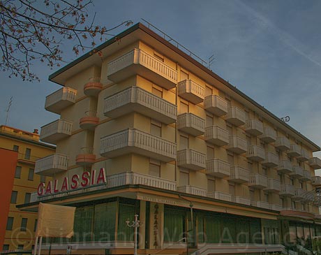 Vista sul retro del hotel Galassia di Jesolo foto